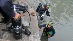 Pasukan Katak TNI AL yang mengenakan atribut selam bersiap menyusuri gorong-gorong di depan Istana Merdeka, Jakarta, Kamis (3/3). Pasukan katak ini dilibatkan menyusul temuan kulit kabel yang ditemukan di gorong-gorong. (Liputan6.com/Gempur M Surya)