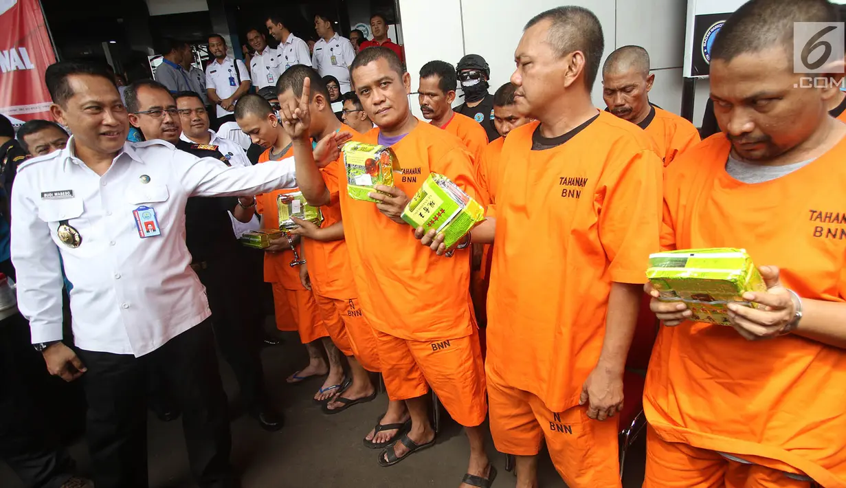 Kepala BNN Komjen Pol Budi Waseso memperlihatkan para tersangka kasus sindikat narkoba Malaysia dihadirkan di Gedung BNN, Jakarta, Rabu (23/8). 12 orang tersangka ditangkap petugas pada dua kasus sindikat narkoba Malaysia. (Liputan6.com/Immanuel Antonius)