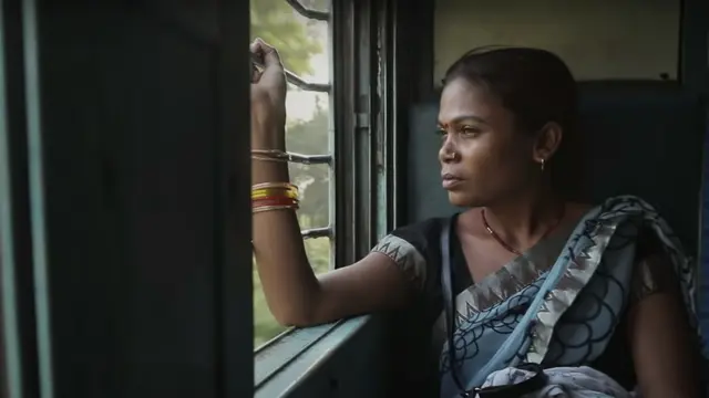Shyamkali Devi dalam film Writing with Fire. (Foto: Dok. Black Ticket Films/ IMDb)