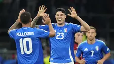 Bek Italia Alessandro Bastoni berselebrasi dengan Lorenzo Pellegrini setelah mencetak gol ke gawang Albania dalam pertandingan grup B Euro 2024 di stadion Signal Iduna Park, Minggu (16/6/2024) dini hari WIB. (AP Photo/Alessandra Tarantino)