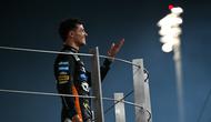 Pembalap McLaren’s, Lando Norris, merayakan gelar juara dunia F1 2025 di podium Grand Prix Abu Dhabi di Sirkuit Yas Marina, Abu Dhabi, Minggu (7/12/2025). (Andrej Isakovic/AFP)