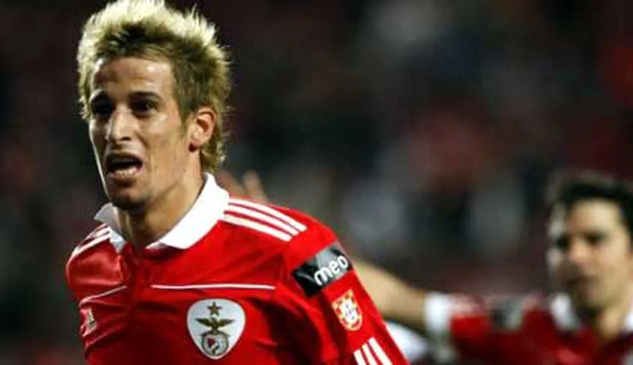 Selebrasi gol dari gelandang Benfica, Fabio Coentrao, ke gawang Maritimo dalam lanjutan Primeira Liga di Luz Stadium, Lisbon, 27 Februari 2011. AFP PHOTO / PATRICIA DE MELO MOREIRA