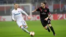 Gelandang AC Milan, Lucas Biglia berebut bola pemain Austria Wien, Christoph Monschein pada matchday kelima Liga Europa di Stadion San Siro, Jumat (24/11). AC Milan memastikan diri lolos sebagai juara Grup D usai menang 5-1. (MIGUEL MEDINA / AFP)