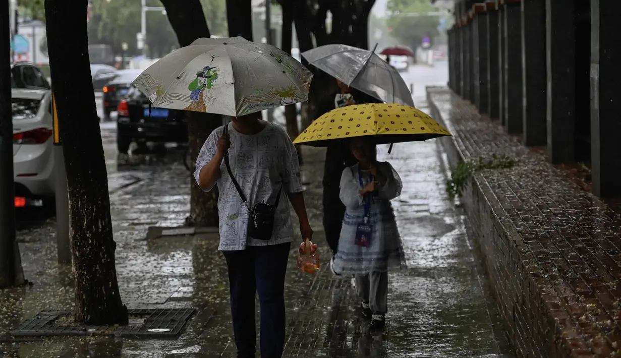 Departemen pengendalian banjir kota mengatakan bahwa mereka telah mengerahkan 203.230 personil penyelamat dan 3.031 orang telah dievakuasi, demikian dilaporkan media lokal. (Pedro PARDO / AFP)