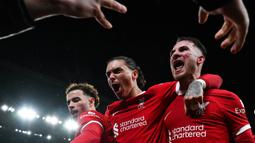 Pemain Liverpool, Darwin Nunez, bersama rekannya merayakan gol yang dicetak ke gawang Sheffield United pada laga pekan ke-31 Liga Inggris di Stadion Anfield, Jumat (5/4/2024).  Darwin Nunez mencetak gol tak terduga, tendangan kiper lawan membentur kakinya dan akhirnya masuk ke gawang. (AFP/Paul Ellis)