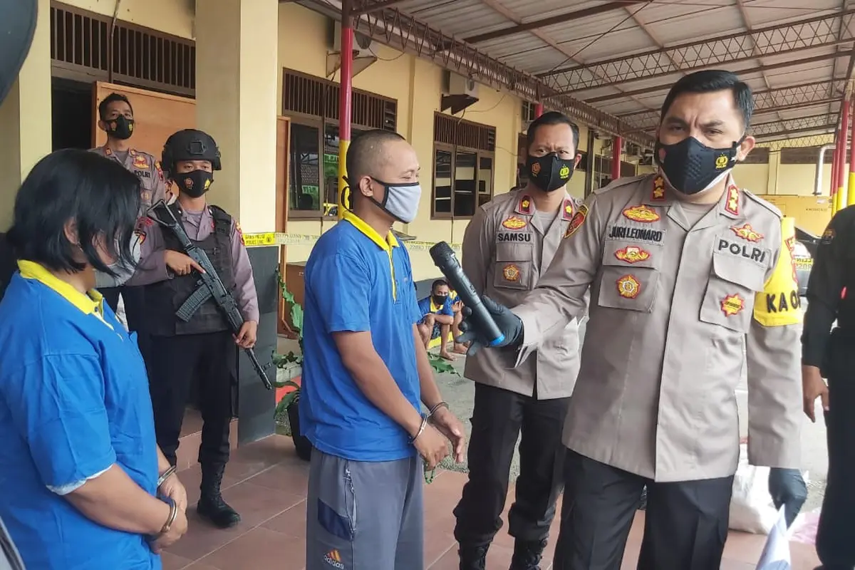 Sepasang tersangka saat dimintai keterangan pencurian emas, dalam gelas kasus di Mapolres Grobogan. (Foto: Liputan6.com/Felek Wahyu)