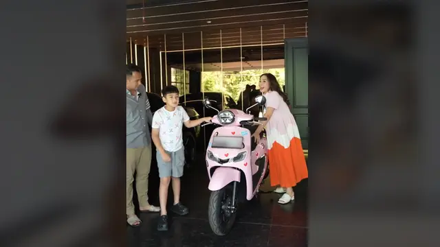 So Sweet, Selebriti hingga Content Creator Kasih Surprise Pasangan dengan Pasang Foto di Motor, Auto Makin Cinta!