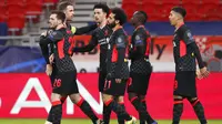 Para pemain Liverpool merayakan gol yang dicetak oleh Sadio Mane ke gawang RB Leipzig pada laga Liga Champions di Stadion Puskas, Rabu (17/2/2021). Liverpool menang dengan skor 2-0. (AP/Laszlo Balogh)