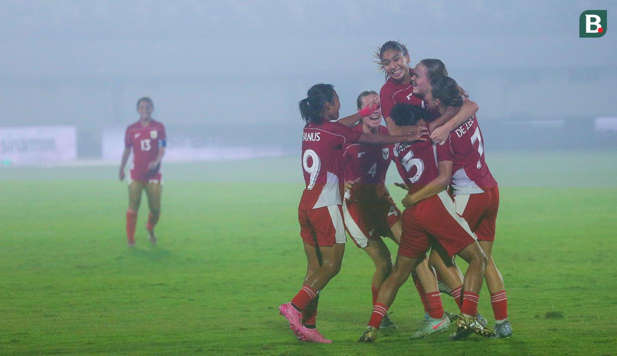 Pemain Timnas Indonesia Putri merayakan gol yang dicetak oleh Isa Warps ke gawang Kirgistan pada laga Grup D Kualifikasi Piala Asia Putri 2026 di Stadion Indomilk Arena, Tangerang, Minggu (29/6/2025). (Bola.com/M Iqbal Ichsan)