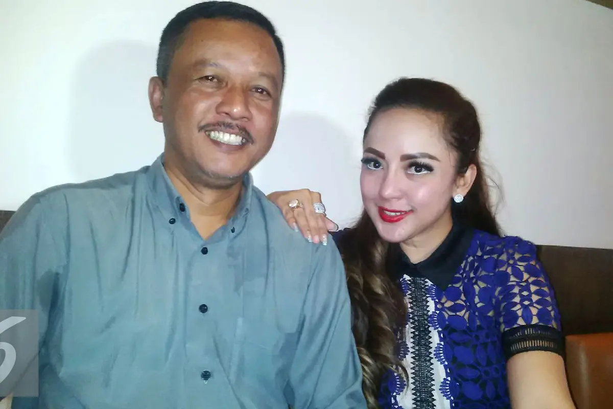 Regina bersama ayah, Sentot Endro.