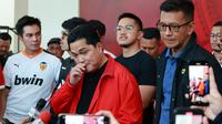 Erick Thohir menyerahkan dokumen pendaftaran calon Ketua Umum di kantor PSSI yang terletak di Lantai 6 GBK Arena, Jakarta pada Minggu (15/1/2023) siang.