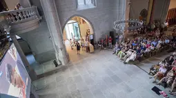 Fans terlihat antusias menonton pertandingan final piala Eropa 2016 antara Portugal melawan Prancis di Gereja St Francis, Lausanne, Swiss, (10/7/2016).  (EPA/Cyril Zingaro)