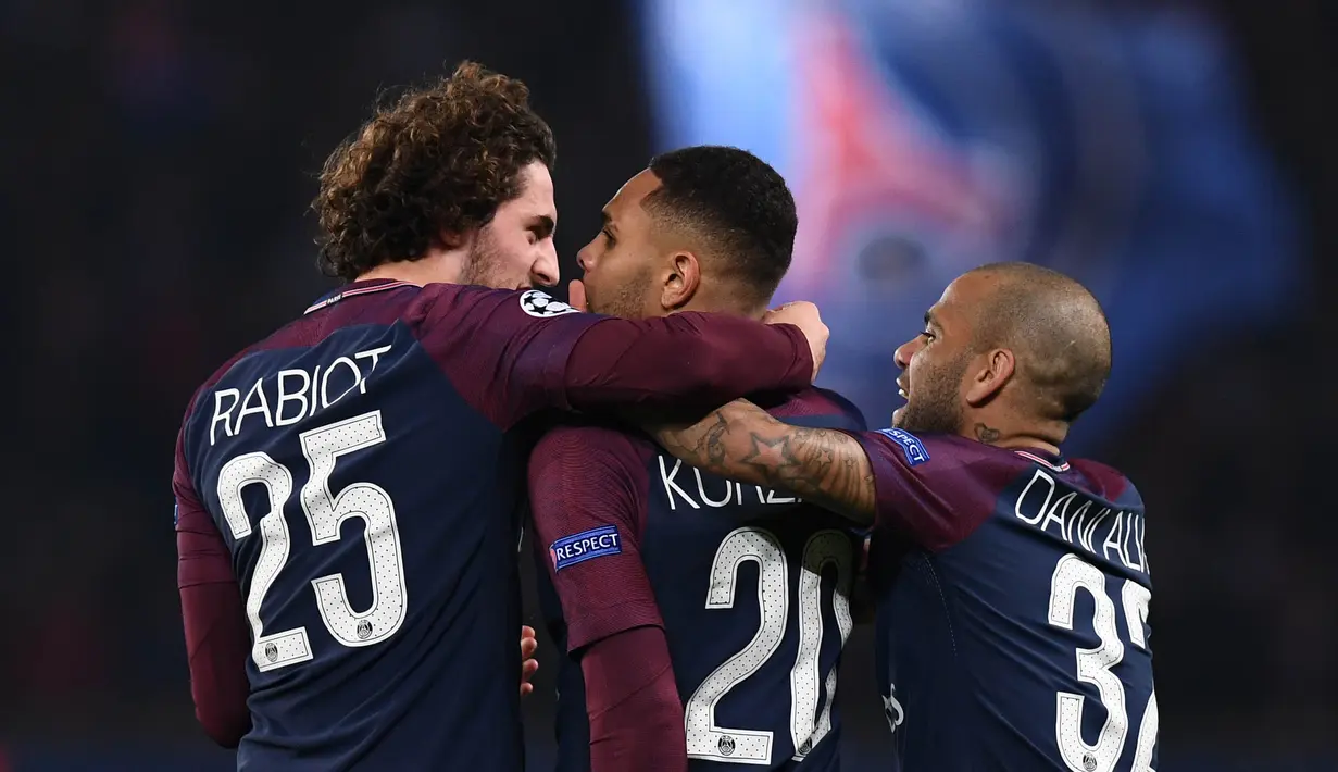 Para pemain PSG merayakan gol yang dicetak Layvin Kurzawa ke gawang Anderlecht pada laga Liga Champions di Stadion Parc des Princes, Paris, Selasa (31/10/2017). PSG menang 5-0 atas Anderlecht. (AFP/Franck Fife)