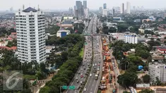 Pemandangan arus balik di Jalan Tol Lingkar Luar Jakarta-Serpong, Minggu (27/3). Kepadatan tersebut didominasi oleh kendaraan pribadi. (Liputan6.com/Fery Pradolo)