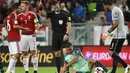 Bek Portugal, Pepe, mengalami cedera di kepala saat bertanding melawan Hongaria pada laga Kualifikasi Piala Dunia 2018 di Stadion Groupama, Minggu (3/9/2017). Portugal menang 1-0 atas Hongaria. (AP/Tamas Kovacs)