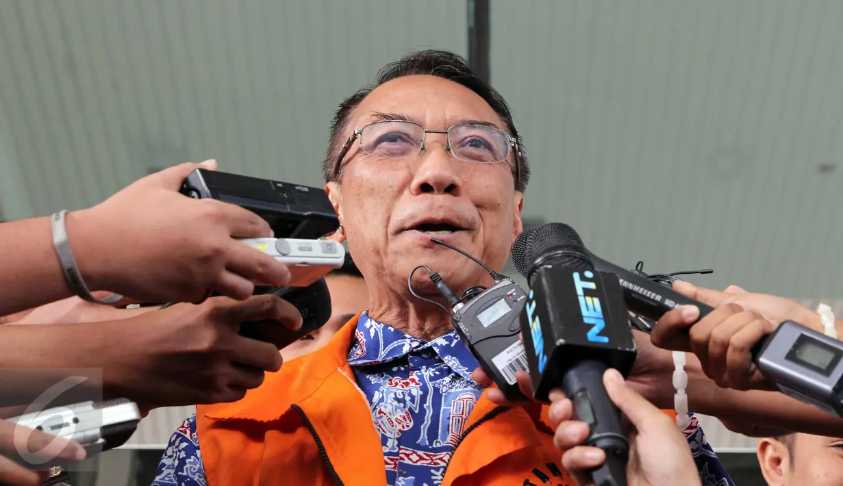 Mantan Menteri ESDM, Jero Wacik menjawab pertanyaan awak media di Gedung KPK, Jakarta, Selasa (23/6/2015). Jero diperiksa sebagai tersangka dalam kasus dugaan korupsi di Kementerian Kebudayaan dan Pariwisata. (Liputan6.com/Helmi Afandi)