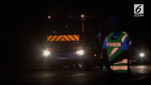 VIDEO: Coba Bunuh Diri, Pria Prancis Tabrakan Mobil Ke Restoran