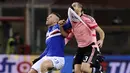 Pemain Sampdoria, Antonio Cassano (kiri) menarik baju Pemain Juventus, Giorgio Chiellini saat merebut bola pada lanjutan Liga Italia Serie A di Stadion Marassi, Genoa, Senin (11/1/2016) dini hari WIB.  (REUTERS/Giorgio Perottino)