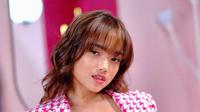 Sosok Fuji adik mendiang dari Bibi Ardiansyah seolah tak pernah lepas dari perbincangan publik. Namun kali ini karena gaya rambut terbarunya. (Instagram/fuji_an).
