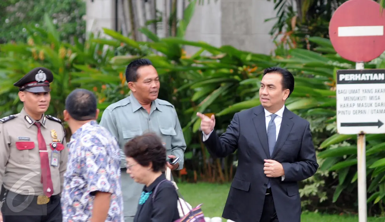 Anggota DPR RI  dari fraksi PDIP, Effendi Simbolon (kanan) saat menghadiri pernikahan putri kedua Ketua DPR Setya Novanto di Gereja Katedral, Jakarta Pusat, Jumat (27/11).  Acara ini kabarnya tertutup untuk media. (Liputan6.com/Helmi Afandi)