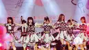 Vokal Grup asal Jepang AKB48 tampil pada acara Peringatan 60 Tahun Hubungan Diplomatik Indonesia-Jepang di kawasan Gelora Bung Karno, Jakarta, Sabtu (8/9). Dalam musik festival itu AKB48 menyanyikan sepuluh lagu. (Liputan6.com/Faizal Fanani)