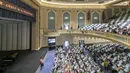 Orang-orang menunggu pertunjukan dimulai di lobi utama Gedung Konser Shanghai (Shanghai Concert Hall) di Shanghai, China timur (6/9/2020). Gedung konser tersebut dibuka kembali untuk umum pada Minggu (6/9) setelah dipugar selama satu setengah tahun. (Xinhua/Wang Xiang)