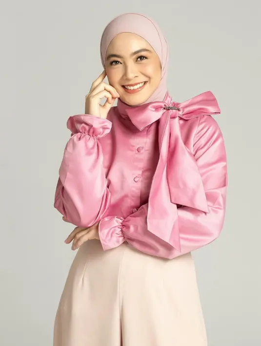 <p>Menggunakan busana berwarna dusty pink, Dian Ayu terlihat memadukannya dengan warna hijab hampir senada. Ia juga memilih model hijab yang cukup simpel karena telah memiliki detail pita besar di bagian bahu pada bajunya. (Liputan6.com/IG/@dianayulestari)</p>