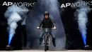 CEO Airbus Tom Enders saat memperkenalkan sepeda motor Light Rider di Jerman, 20 Mei 2016. Motor ini dibangun menggunakan rangka berongga yang di dalamnya disusupi kabel dan pipa. Berat rangka motor ini hanya enam kilogram. (Sven Hoppe/dpa/AFP)