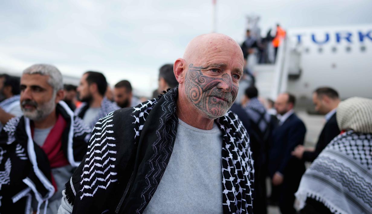 Para aktivis kemanusiaan Global Sumud Flotilla (GSF) turun dari pesawat setibanya di Bandara Istanbul, Turki, Kamis 21 Mei 2026. (AP Photo/Emrah Gurel)
