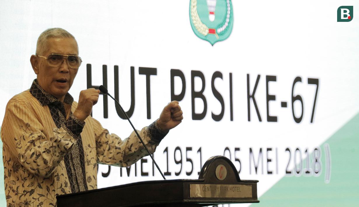 Mantan Ketum PBSI, Tri Sutrisno, memberikan sambutan dan arahan kepada tim Thomas dan Uber Indonesia di Hotel Atlet Century, Senayan, Selasa (8/5/2018). Acara pelepasan tersebut sekaligus merayakan ulang tahun PBSI ke 67. (Bola.com/M Iqbal Ichsan)