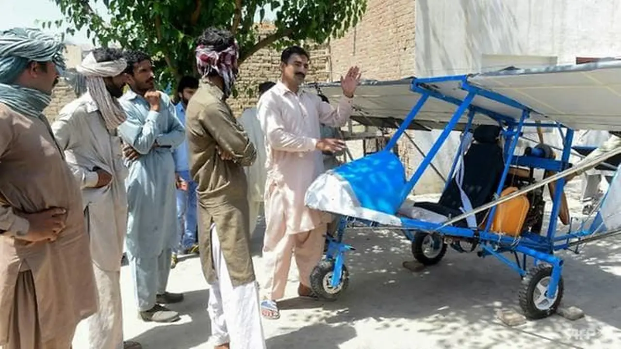 Muhammad Fayyaz, penjual popcorn asal Pakistan yang berhasil merakit pesawat (AFP photo)