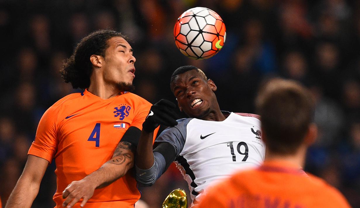 Pemain 26 tahun itu nantinya akan memakai seragam Liverpool dengan nomor punggung 4. (AFP/Franck Fife)