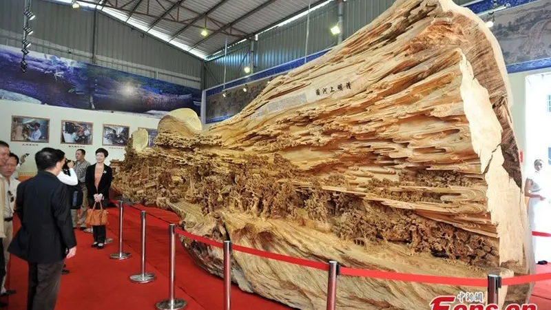 Pecahkan Rekor Dunia, Ukiran Kayu di Batang Pohon 12 Meter