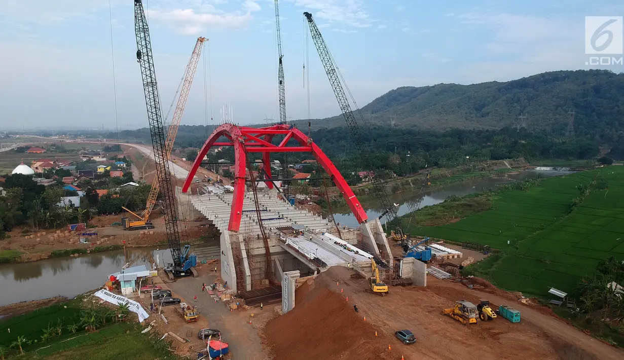 Foto udara pengerjaan Jembatan Kalikuto di Gringsing, Kabupaten Batang, Jawa Tengah, Senin (11/6). Menteri PUPR Basuki Hadimuljono mengatakan, jembatan pelengkung baja ini merupakan pertama di Indonesia. (Liputan6.com/Arya Manggala)