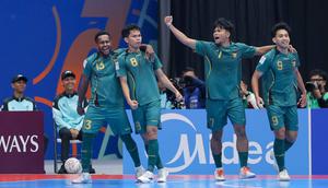 Di menit ke-11, skuad Garuda sukses menggandakan keunggulan lewat gol yang dicetak Ardiansyah Nur. Tampak dalam foto, Wendy Brian Lindrey (kiri) merangkul Ardiansyah Nur (kedua kiri) yang mencetak gol kedua untuk Timnas Futsal Indonesia saat melawan Vietnam pada babak perempat final Piala Asia Futsal 2026 di Indonesia Arena, Kompleks Gelora Bung Karno, Senayan, Jakarta, Selasa (3/2/2026). (Bola.com/Bagaskara Lazuardi)