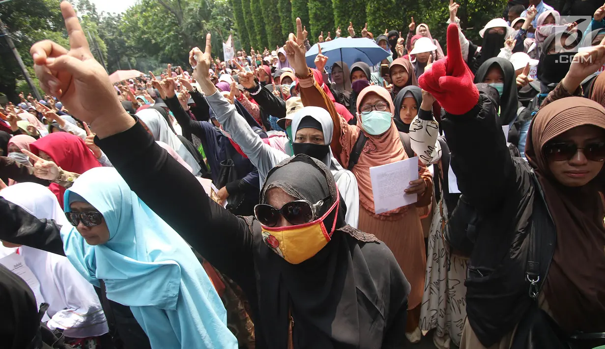 Massa Sahabat Muslim Rohingya berteriak menyampaikan orasi dalam unjuk rasa di depan Kedubes Myanmar, Jakarta Pusat, Senin (4/9). Dalam aksi, mereka mengutuk aksi pembantaian kepada ratusan umat muslim Rohingya di Myanmar. (Liputan6.com/Immanuel Antonius)