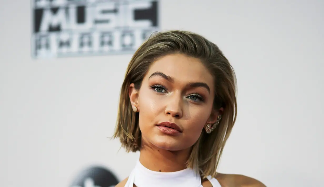 Ingin memujudkan riasan keren dan seksi ala Gigi Hadid? Simak di sini. (Foto: REUTERS/David McNew)