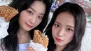 <p>Namun, alih-alih bertemu di belakang panggung seperti yang dilakukan banyak idola, Jisoo bertemu Seulgi di kamar mandi! (Foto: Instagram/ sooyaaa__)</p>