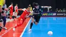 Permainan agresif terus diperlihatkan Ahmad Habibie, Rizki Xavier, Mochammad Iqbal, Israr Megantara, dan Firman Adriansyah. Tampak dalam foto, pemain Timnas Futsal Indonesia, Mochammad Iqbal (kiri) berebut penguasaan bola saat bertanding pada laga pertama Grup A Piala Asia 2026 melawan Korea Selatan di Indonesia Arena, Jakarta, pada Selasa (27/1/2026) malam WIB. (Bola.com/Bagaskara Lazuardi)