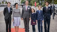 Pangeran Felix, Putri Marie, Pangeran Joachim, Putri Athena, Pangeran Henrik dan Pangeran Nikolai tiba untuk makan siang di Dannebrog Royal Yacht, di Kopenhagen, pada 11 September 2022, selama peringatan 50 tahun naiknya Ratu Margrethe II dari Denmark ke takhta. (MADS CLAUS RASMUSSEN / RITZAU SCANPIX / AFP)