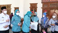 Tri saat membagikan paket sembako di Desa Sindangmulya, Kecamatan Cibarusah, Kabupaten Bekasi, Rabu (10/8/22). (Foto/Istimewa)