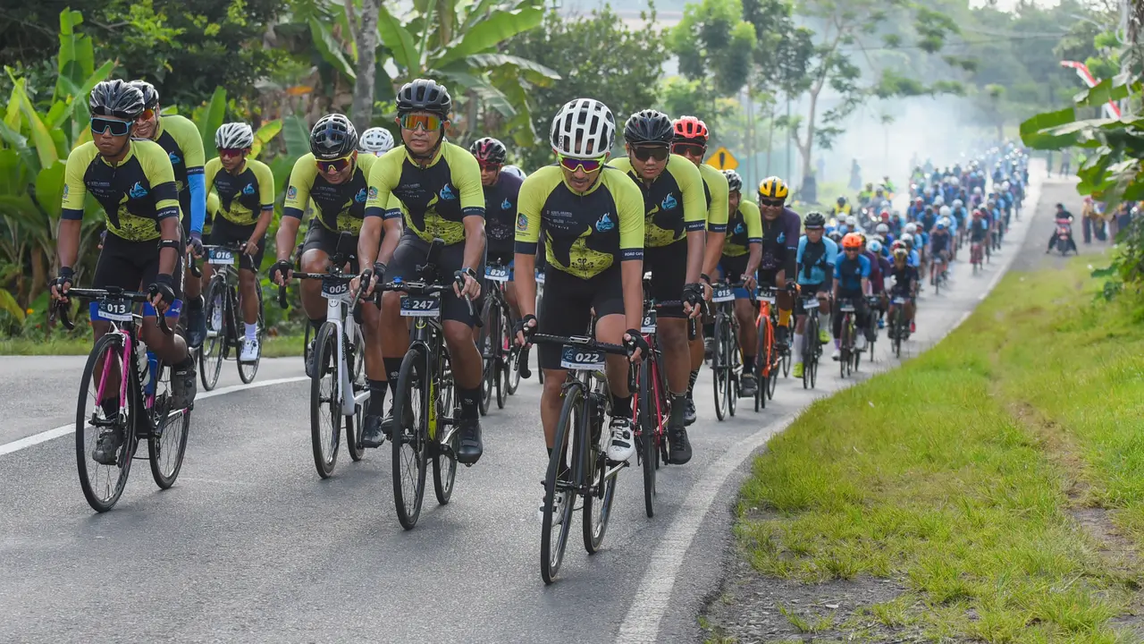 Ratusan pesepeda dari 73 kota dan 21 provinsi meramaikan ajang balap Banyuwangi Bluefire Ijen KOM Challenge 2022. (Hermawan/Liputan6.com)