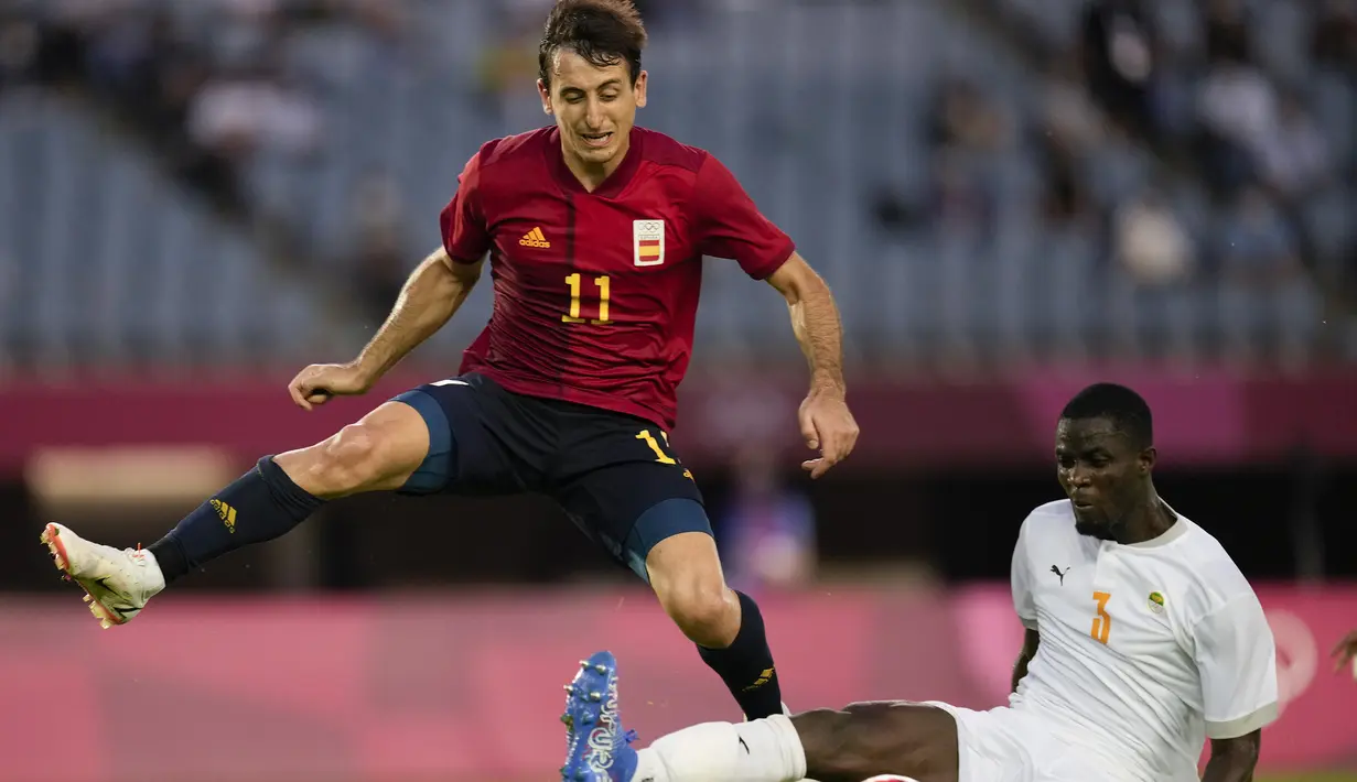 Pantai Gading tampil mengejutkan di awal babak pertama dengan memberi tekanan kepada lini pertahanan Spanyol. Hasilnya pada menit ke-10 Pantai Gading unggul 1-0 lewat Eric Bailly yang mencocor bola hasil umpan sepak pojok kapten tim Max-Alain Gradel. (Foto: AP/Andre Penner)