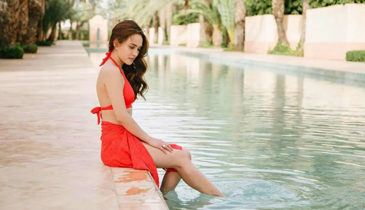 Aktris Shandy Aulia berpose di sebuah kolam di hotel Amanjena, Maroko. Shandy bersama sang suami menginap di satu di antara resort termewah di seantero Maroko. (Instagram/@ShandyAulia)