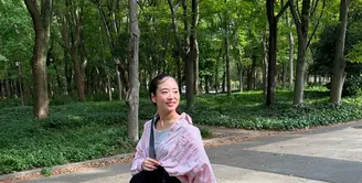 Haruka, di usia 32 tahun, berhasil menciptakan gaya fashion yang membaur sempurna dengan tren ABG, menjadikannya ikon gaya yang awet muda.