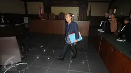 Hakim PTUN Medan Tripeni Irianto Putro usai menjalani sidang lanjutan dengan agenda pembacaan pledoi, Jakarta, Kamis (26/11/2015). Tripeni mengaku kehabisan akal untuk menolak duit suap itu dari OC Kaligis. (Liputan6.com/Helmi Afandi)