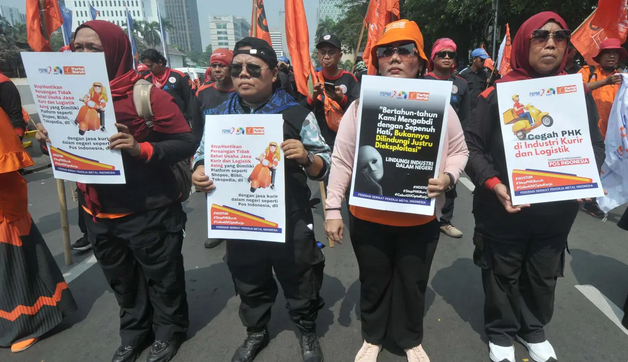 Dalam aksi unjuk rasa tersebut, sejumlah buruh membentangkan poster bertuliskan 'Stop PHK Buruh Tekstil'. (merdeka.com/Imam Buhori)