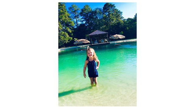 Pria Ini Ubah Halaman Belakang Jadi Pantai Buatan, 5 Potretnya Bikin Takjub