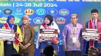 Rofik Wahyu Hidayat menerima hadiah bersama mahasiswa berprestasi lainnya. Foto: liputan6.com/edhie prayitno ige&nbsp;