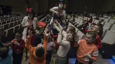 Para badut bermain dengan anak-anak pengungsi Ukraina di pusat bantuan regional di Pusat Kongres Praha di Praha, Republik Ceko (7/3/2022). Meskipun Ceko tidak berbatasan langsung dengan Ukraina, pengungsi dari Ukraina kini mulai berdatangan ke Negara itu. (AFP/Michal Cizek)